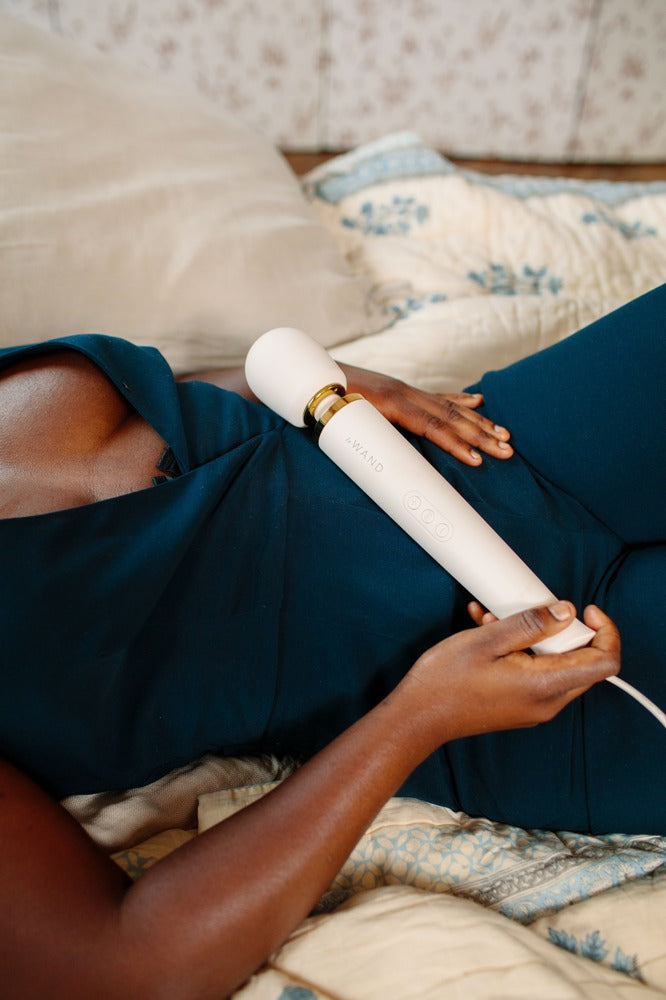 Le Wand Powerful Plug-In Vibrating Massager · masážní hlavice do sítě · krémová