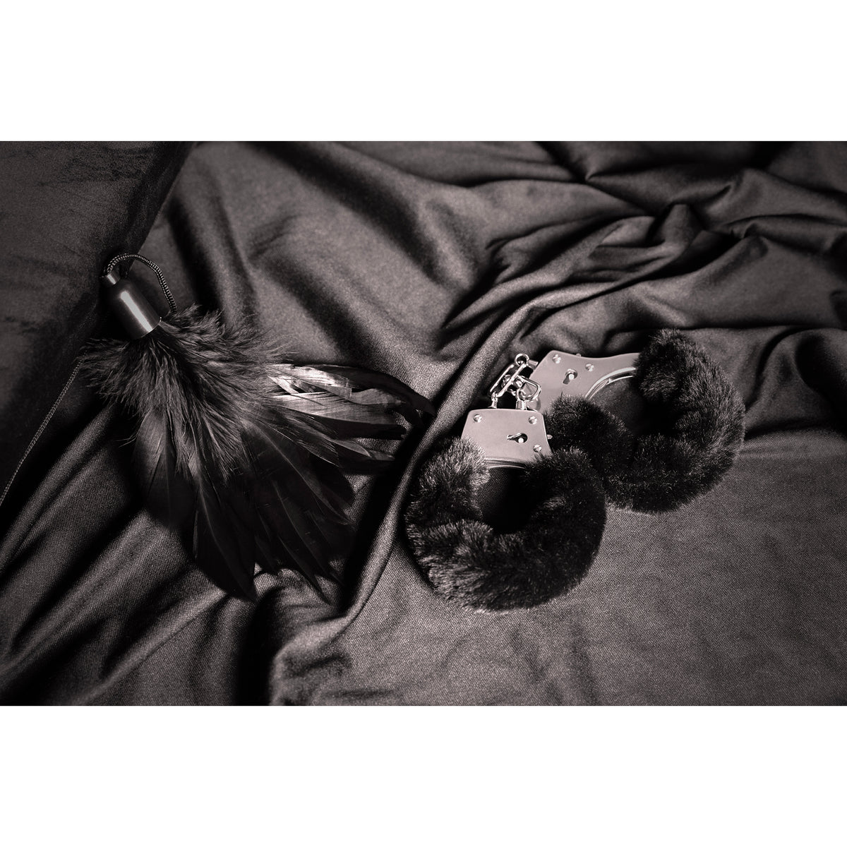 Ouch! Furry Metal Hand Cuffs · kovová pouta s plyšem · černá