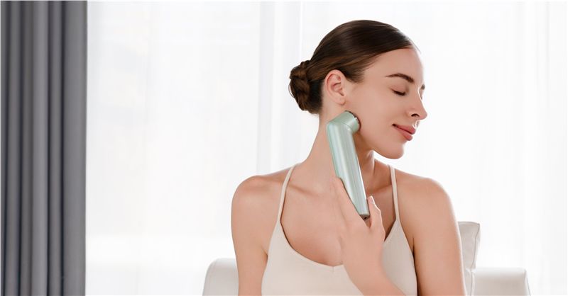 Nanoleaf 6-in-1 Light Therapy Wand přístroj pro světelnou terapii pleti